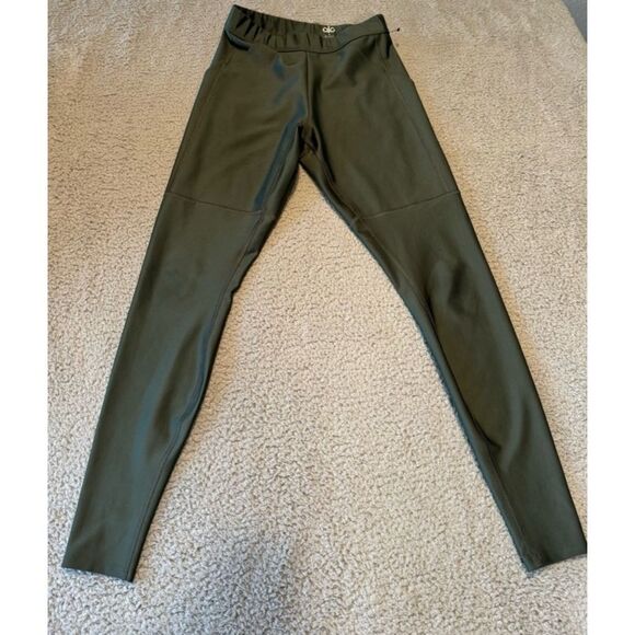 ALO Yoga High-Waist 4 Pocket Utility
Legging Dark Cactus Size S / Exellent - Picture 8 of 11